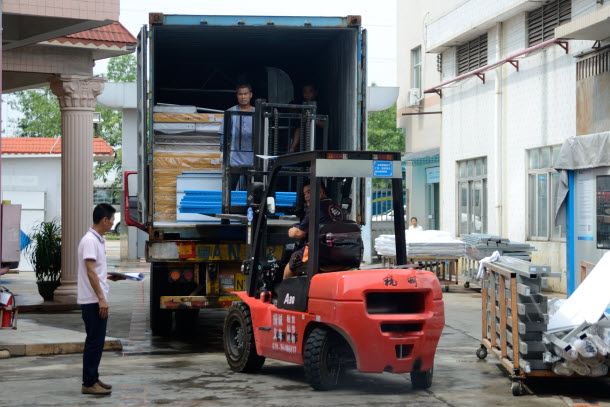 Załadunek kontenera w Chinach, kontrola